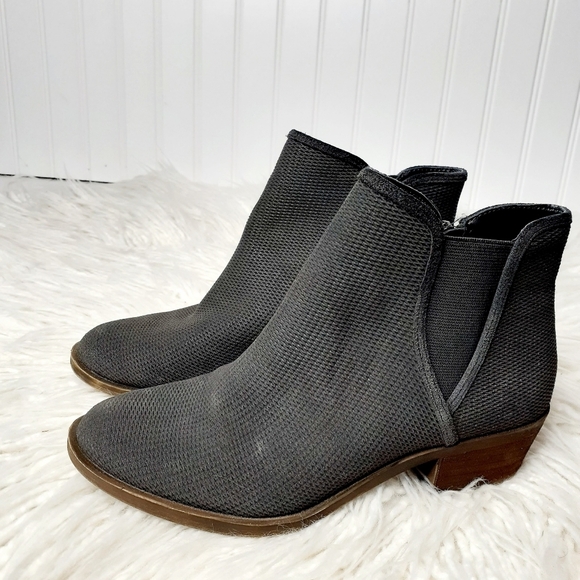 kensie Women's Gerona Ankle Boot E898 - Picture 2 of 11